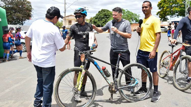 Maikon Souza, conhecido como “Borracha” tomou uma decisão impressionante: concluir a prova empurrando a bicicleta e correndo os últimos 6 quilômetros.