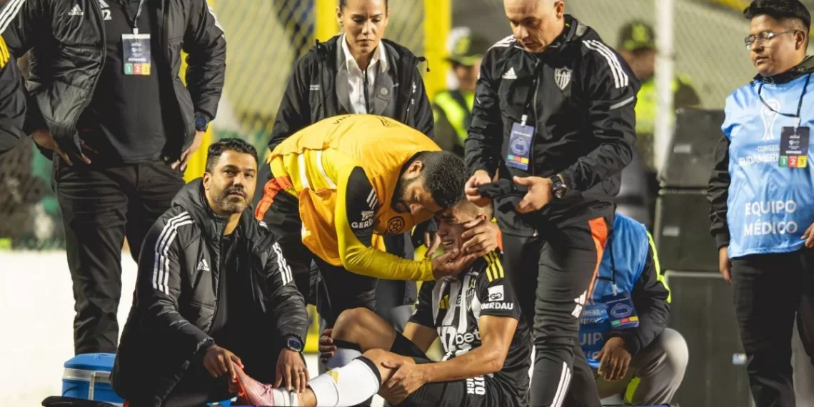 Cuello saiu lesionado do duelo com o Bolívar Foto_ Pedro Souza-Atlético