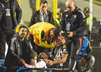 Cuello saiu lesionado do duelo com o Bolívar Foto_ Pedro Souza-Atlético