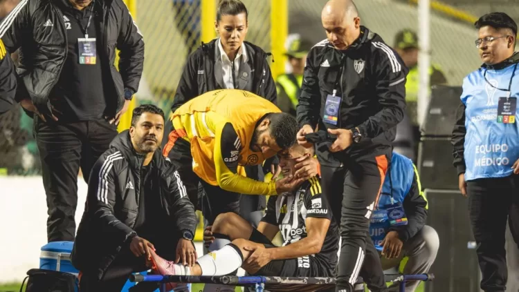 Cuello saiu lesionado do duelo com o Bolívar Foto_ Pedro Souza-Atlético