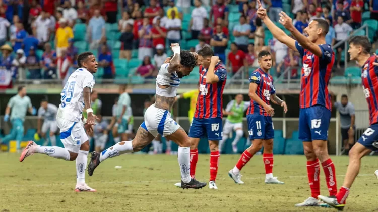 Cruzeiro busca virada em Salvador, derruba invencibilidade do Bahia e reassume vice-liderança do Brasileirão