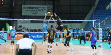 Montes Claros Vôlei conquista primeira vitória no Mineiro Itambé com show de Paulo Victor