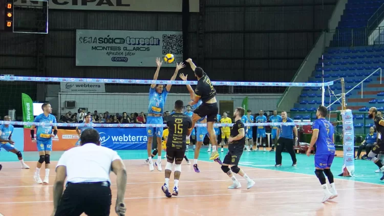 Montes Claros Vôlei conquista primeira vitória no Mineiro Itambé com show de Paulo Victor