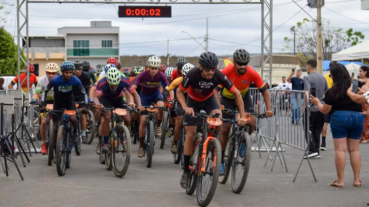Pablo Gustavo(Janaúba) e Geisa Oliveira(Cândido Sales) vencem 1º Desafio de Mountain Bike Arruda Alimentos em São João do Paraíso