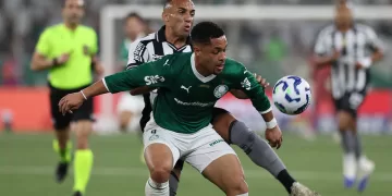 O jogador Vitor Roque, da SE Palmeiras, disputa bola com o jogador do Botafogo FR,- Foto Cesar Greco-Palmeiras-by Canon