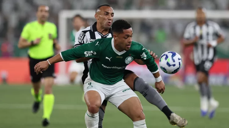O jogador Vitor Roque, da SE Palmeiras, disputa bola com o jogador do Botafogo FR,- Foto Cesar Greco-Palmeiras-by Canon