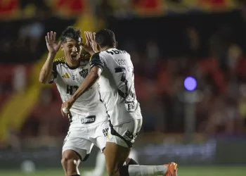 Atlético-MG reage e vira sobre o Sport em jogo movimentado na Ilha do Retiro