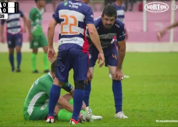 Primeiro duelo da final da Copa Folha Regional de Masters termina sem gols; goleiro Neguinha brilha e mantém Ninheira vivo na disputa