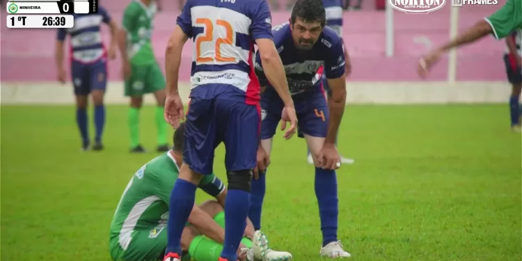 Primeiro duelo da final da Copa Folha Regional de Masters termina sem gols; goleiro Neguinha brilha e mantém Ninheira vivo na disputa