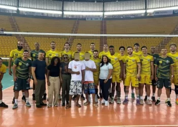 Jovens do Instituto Avante Social visitam treino do MOC Vôlei e conhecem rotina do esporte de alto rendimento