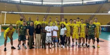Jovens do Instituto Avante Social visitam treino do MOC Vôlei e conhecem rotina do esporte de alto rendimento