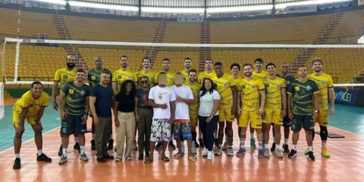 Jovens do Instituto Avante Social visitam treino do MOC Vôlei e conhecem rotina do esporte de alto rendimento