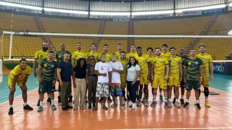 Jovens do Instituto Avante Social visitam treino do MOC Vôlei e conhecem rotina do esporte de alto rendimento