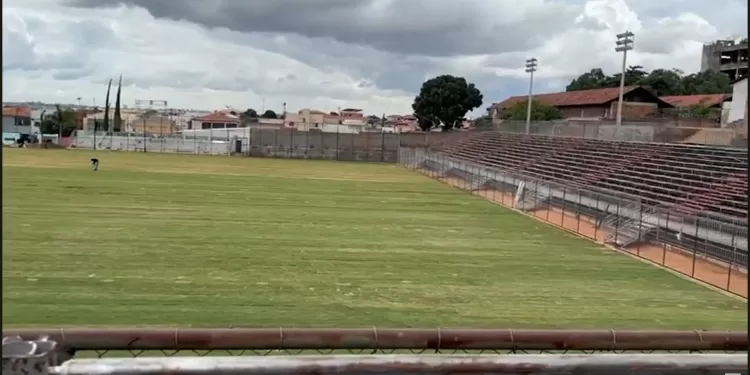 Estádio Juvêncio Augusto Soares tem gramado 100 por cento plantado- Foto Adeli Mendes