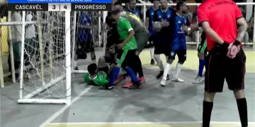 Mais uma confusão encerra partida em Berizal; polícia usa spray de pimenta para conter briga em torneio de futsal