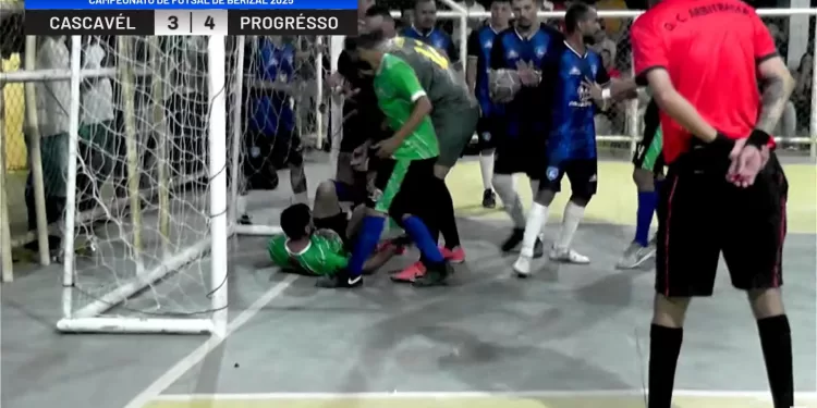 Mais uma confusão encerra partida em Berizal; polícia usa spray de pimenta para conter briga em torneio de futsal