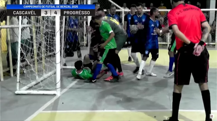 Mais uma confusão encerra partida em Berizal; polícia usa spray de pimenta para conter briga em torneio de futsal