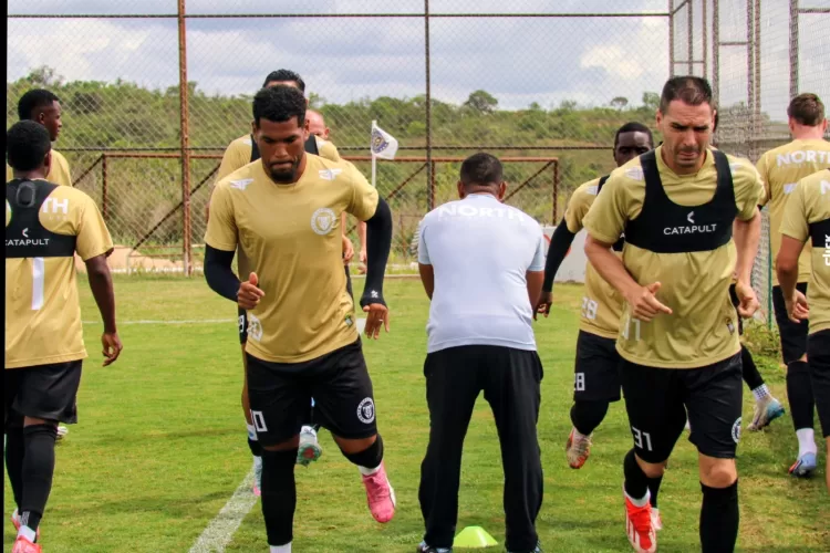 Kleberson comanda treino focado em ajustes táticos no North nesta quinta