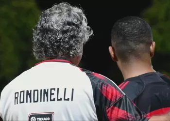Rondinelli,  “O Deus da Raça”, falou ao canal 10frames sobre o trato com os fãs e seu legado junto ao Flamengo