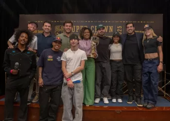 Andrey Souza representa a AEESB na coletiva de abertura do SLS Super Crown 2025, a final do Mundial de Skate Street