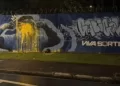 Torcida do Cruzeiro protesta após eliminação e mural de Gabigol é vandalizado