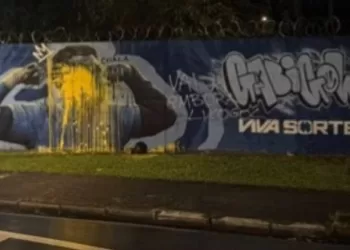 Torcida do Cruzeiro protesta após eliminação e mural de Gabigol é vandalizado