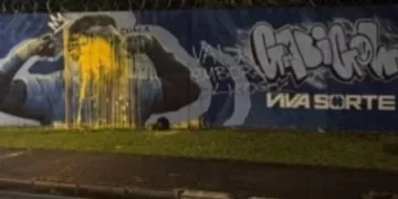 Torcida do Cruzeiro protesta após eliminação e mural de Gabigol é vandalizado