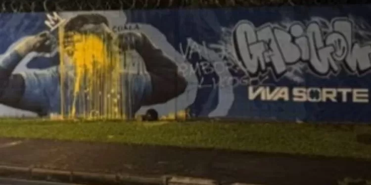 Torcida do Cruzeiro protesta após eliminação e mural de Gabigol é vandalizado