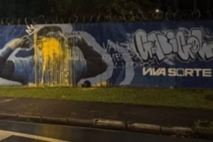 Torcida do Cruzeiro protesta após eliminação e mural de Gabigol é vandalizado