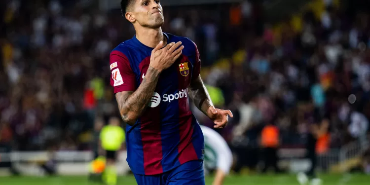 Barcelona aposta em João Cancelo por empréstimo e reforça identidade de jogo
