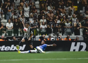 Hulk decide mais uma vez, Atlético vira o clássico e conquista primeira vitória no Mineiro