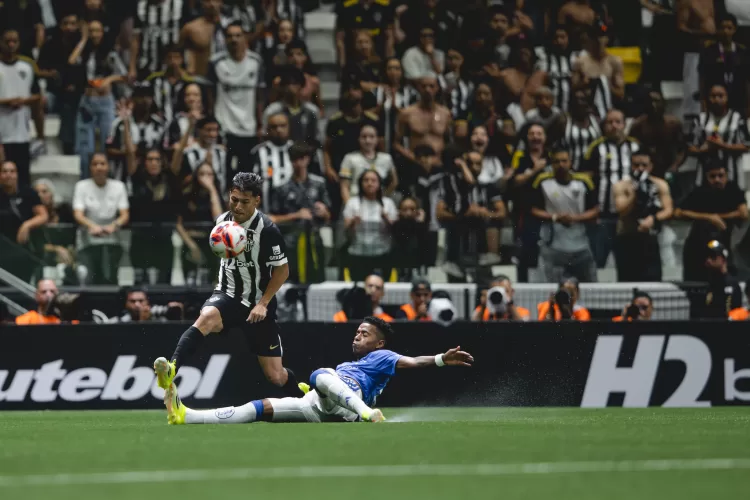 Hulk decide mais uma vez, Atlético vira o clássico e conquista primeira vitória no Mineiro