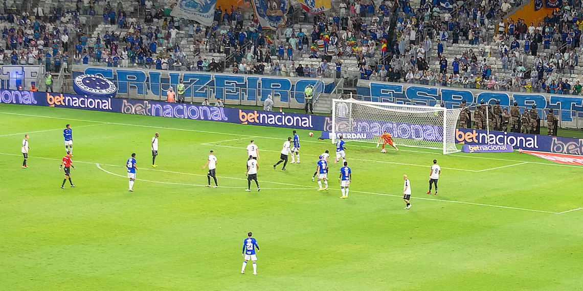 Com falha bizarra de Fagner e gol por cobertura, Democrata vence o Cruzeiro no Mineirão