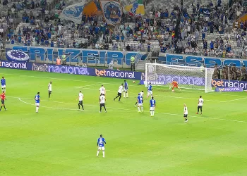Com falha bizarra de Fagner e gol por cobertura, Democrata vence o Cruzeiro no Mineirão