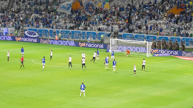 Com falha bizarra de Fagner e gol por cobertura, Democrata vence o Cruzeiro no Mineirão