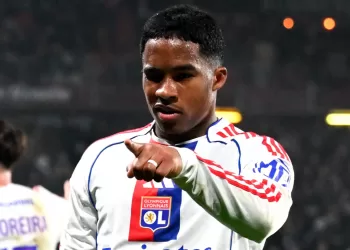 Endrick comanda goleada do Lyon sobre o Metz com hat-trick decisivo