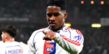 Endrick comanda goleada do Lyon sobre o Metz com hat-trick decisivo