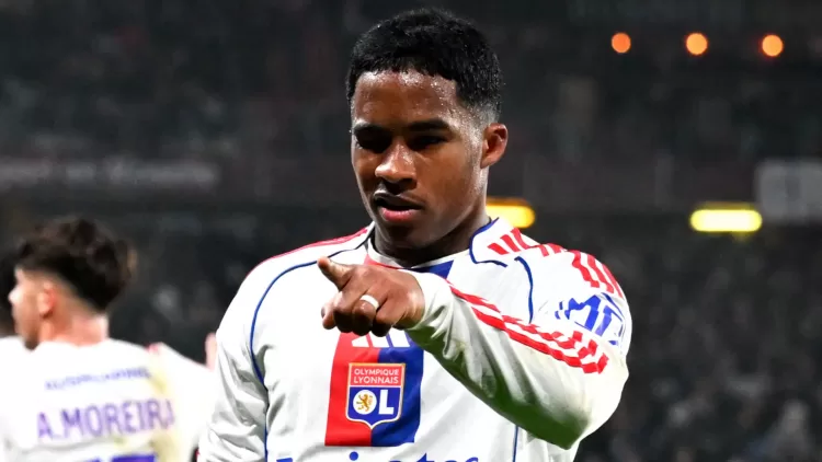 Endrick comanda goleada do Lyon sobre o Metz com hat-trick decisivo