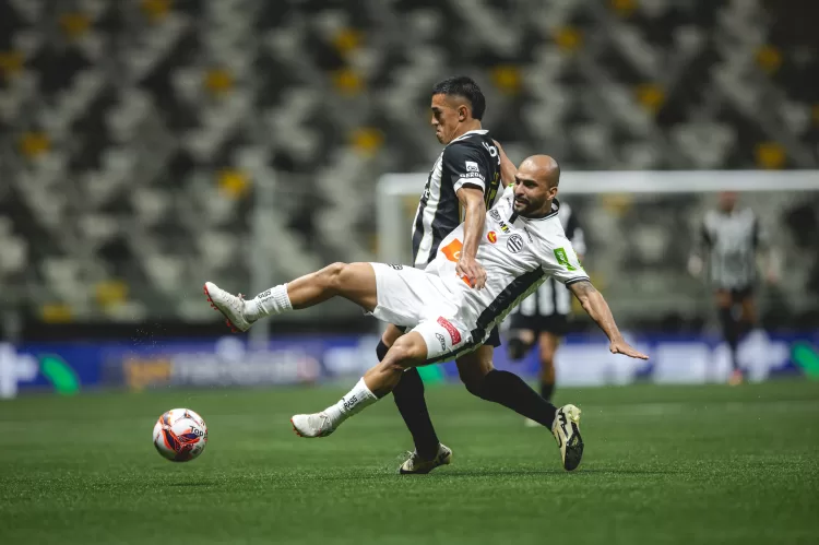 GALO VOLTA A TROPEÇAR EM CASA E PERDE A CHANCE DE SE ISOLAR LIDERANÇA