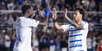 Cruzeiro vence a URT e garante liderança geral do Mineiro
