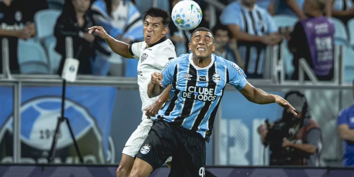 Grêmio aproveita vantagem numérica, vence o Atlético-MG e entra na zona da Sul-Americana