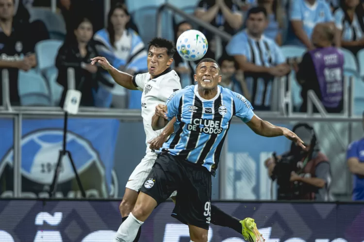 Grêmio aproveita vantagem numérica, vence o Atlético-MG e entra na zona da Sul-Americana