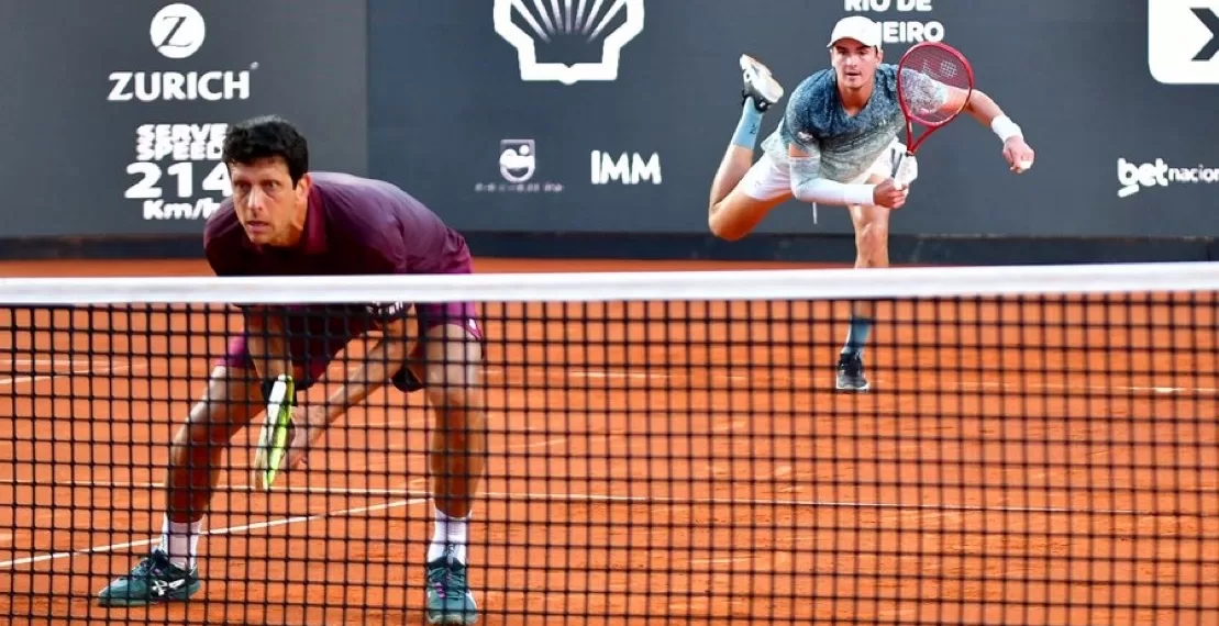 João Fonseca supera eliminação no simples, conquista troféu de duplas com Marcelo Melo no Rio Open