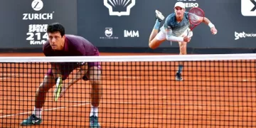 João Fonseca supera eliminação no simples, conquista troféu de duplas com Marcelo Melo no Rio Open