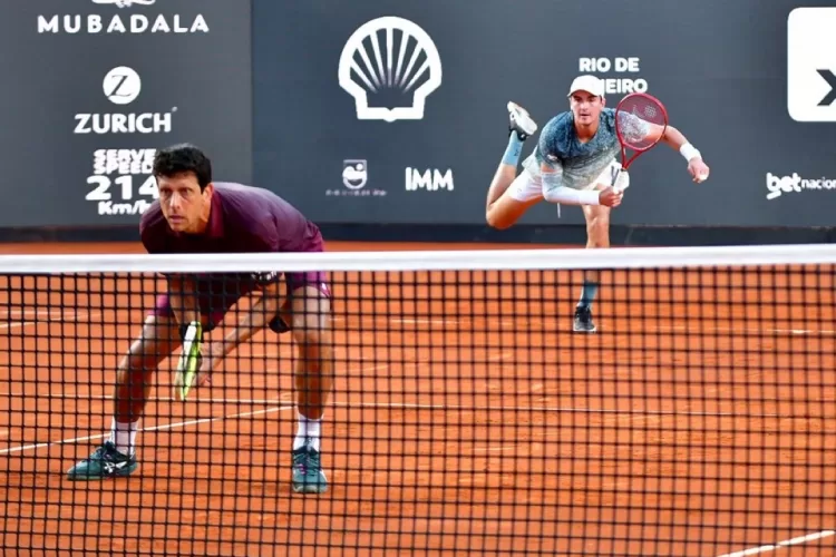 João Fonseca supera eliminação no simples, conquista troféu de duplas com Marcelo Melo no Rio Open