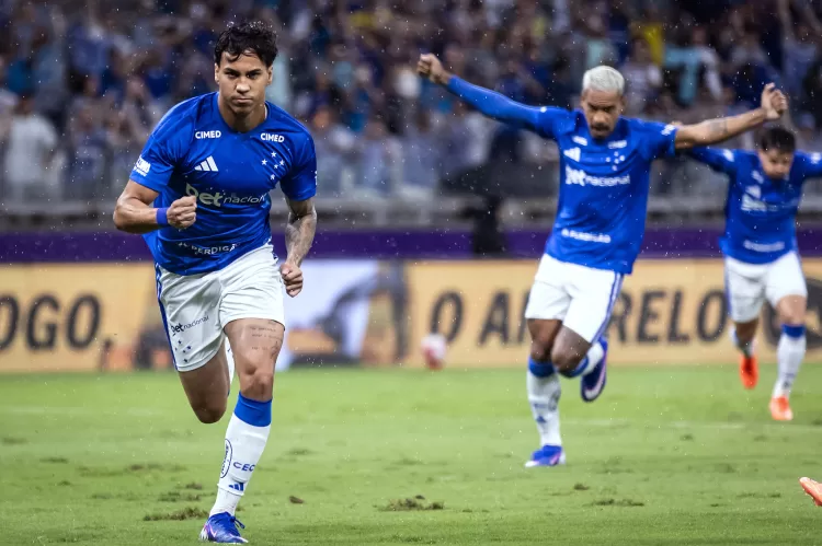 Cruzeiro volta a vencer América, após 3 empates seguidos contra o Coelho, a Raposa  assume o posto de melhor campanha do mineiro