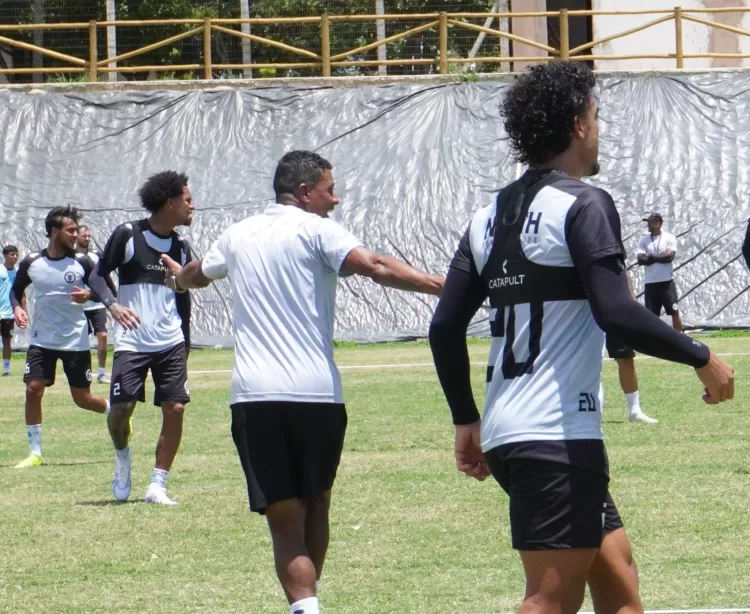 Kleberson comanda treino visando jogo North X Uberlândia foto ASCOM NORTH