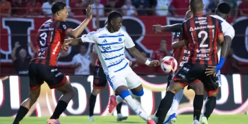 Cruzeiro vence fora de casa, abre vantagem e fica a um empate da final do Estadual