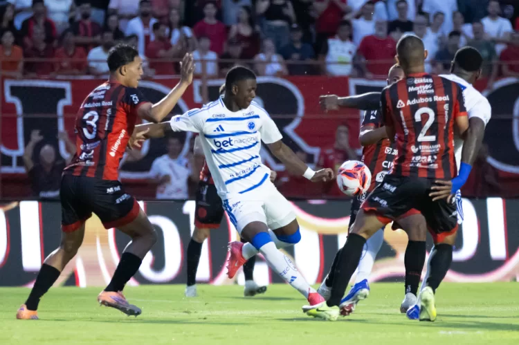 Cruzeiro vence fora de casa, abre vantagem e fica a um empate da final do Estadual