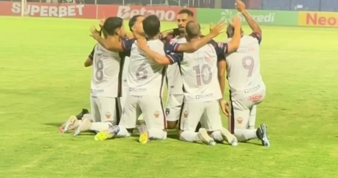 Jogadores do Betim comemoram gol marcado por Vitinho contra o Piauí